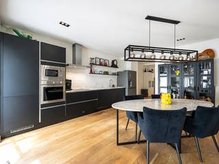 <p>Met het Eilandje op wandelafstand bevindt zich, op de derde verdieping van een gebouw met lift, dit ruime en lichtrijke appartement van ca. 120 m². Het werd gerenoveerd in 2021 en beschikt over 2 slaapkamers en een royaal terras van maar liefst 27 m².<br /><br />INDELING:<br /><br />Via het aparte inkomhalletje betreden we het appartement, dat een aangename scheiding vormt tussen de leef- en slaapruimtes.<br /><br />De royale leefruimte vormt het hart van het appartement en biedt moeiteloos plaats aan een ruime zit- en eetkamer. Grote raampartijen zorgen voor een aangename lichtinval en versterken het open ruimtegevoel.<br /><br />Aansluitend bevindt zich de open, volledig uitgeruste keuken, voorzien van kwalitatieve SMEG-toestellen, veel werk- en opbergruimte én een handgesneden tegelwand.<br /><br />De houten parketvloer geeft het geheel extra warmte en karakter. Met een opschuur- en opfrisbeurt kan deze opnieuw als nieuw worden afgewerkt. Hiervoor werd reeds een offerte opgevraagd van ca. €5.300 incl. btw.<br /><br />Verder beschikt het appartement over 2 slaapkamers, een badkamer met wastafelmeubel en toilet, een afzonderlijke inloopdouche met regendouche én een apart gastentoilet.<br /><br />Dé blikvanger? Het 27 m² grote terras: een volwaardige buitenruimte met plaats voor zowel een grote eettafel als een gezellige loungehoek. Een zeldzame troef midden in de stad.<br /><br />BIJZONDERHEDEN:<br /><br />- Zuidgericht terras<br />- Gerenoveerd in 2021<br />- Volledig uitgeruste keuken met SMEG-toestellen<br />- Lift, fietsenberging en gemeenschappelijke kelder</p>
