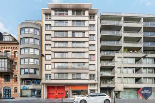 Ruim volledig vernieuwd appartement gelegen aan de casino. Het appartement heeft een ruime lichtrijke living met nieuwe vloer. Gesloten keuken voorzien van alle toestellen. Mooie inkomhall met heel veel opbergruimte. De badkamer is voorzien van een inloopdouche en lavabomeubel. Apart toilet. Twee grote slaapkamers met terras achteraan. Het appartement staat in een perfecte staat, onmiddellijk instapklaar. U bent vlak aan het strand, openbaar vervoer en het centrum. Het voorschot voor de algemene delen komt op € 60/maand en het voorschot voor water en verwarming komt op € 120/maand. Het appartement is onmiddellijk vrij. Vraag gerust een bezoek aan om dit pareltje te bezichtigen.