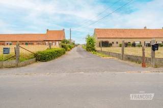 Droomt u van landelijk wonen met volop ruimte en tal van mogelijkheden? Dan is deze te renoveren hoeve in het landelijke Schapershoek te Esen beslist een bezoek waard.<br /><br />Gelegen op een prachtig perceel van 6.269 m² geniet u hier van absolute rust, privacy en een groene omgeving. Bovendien beschikt het eigendom over een goedgekeurde functiewijziging naar residentiële bewoning, waardoor u deze hoeve kunt omvormen tot een unieke gezinswoning op een toplocatie.<br /><br />De woning biedt een ruime en praktische indeling met een lichtrijke leefruimte, keuken, badkamer en vier volwaardige slaapkamers. De ruime zolderverdieping biedt nog heel wat uitbreidingsmogelijkheden en kan perfect worden ingericht als extra slaapkamers, hobbyruimte of thuiskantoor.<br /><br />Buiten vindt u een ruime weide en twee afzonderlijke bijgebouwen, ideaal voor het houden van paarden of andere dieren, het uitoefenen van een hobby of het creëren van extra opslag- of werkruimte. Daarnaast beschikt het eigendom over verschillende garages en voldoende bergruimte.<br /><br />Deze eigendom is de ideale opportuniteit voor wie op zoek is naar een renovatieproject met karakter, ruimte en eindeloos potentieel op een landelijke ligging.<br /><br />Een unieke kans voor wie landelijk wil wonen en een eigendom volledig naar eigen smaak wil renoveren. Contacteer ons vandaag nog voor meer informatie of een bezoek ter plaatse.<br /><br />