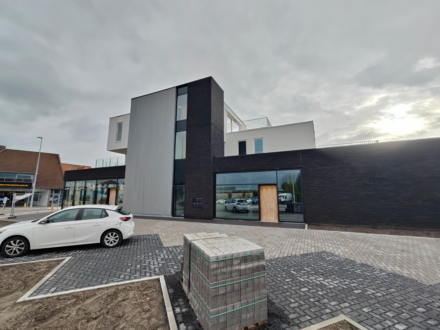 503 m² SHOWROOM/KANTOOR OP ABSOLUTE TOPLOCATIE IN ZEDELGEM - photo 1