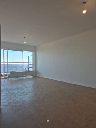 <p><span>SINT-NIKLAAS</span><span> - Op zoek naar een instapklaar appartement te huur in Sint-Niklaas ? Kijk dan snel even verder!</span></p><p><span> </span></p><p><span>De belangrijkste troeven:</span></p><ul><li><span>Recent vernieuwd (nieuwe badkamer, vloeren en volledig geschilderd)</span></li><li><span>Gelegen op de 15de verdieping met prachtig uitzicht </span></li><li><span>Op wandelafstand van Waasland Shoppingcenter</span></li><li><span>Vlakbij belangrijke verbindingswegen Antwerpen/Gent</span></li><li><span>Vlakbij een busknooppunt en halte</span></li></ul><p><span> </span></p><p><span>Zo ziet de indeling eruit:</span></p><p><span>Inkomhal met vestiaire, toilet apart, mooie living met parketvloer, moderne inbouwkeuken (koelkast met vriesvak, kookplaat, dampkap en oven), </span></p><p><span>Het terras met prachtig uitzicht is toegankelijk via de woonkamer, keuken en slaapkamer.</span></p><p><span>Vernieuwde badkamer (inloopdouche, lavabomeubel, aansluiting wasmachine), berging, één slaapkamer, kelderberging.</span></p><p><span> </span></p><p><span>Het appartement is volledig vernieuwd en dus instapklaar. </span></p><p><span> </span></p><p><span>Huurprijs</span><span>: 800 Euro + 200 Euro (voorschot gemene delen en</span><span> eigen verbruik verwarming en (warm) water)</span><span>. </span></p><p><span>Onmiddellijk </span><span>beschikbaar</span></p><p><span>EPC: </span><span>272</span></p><p><span> </span></p><p><span>Interesse? Vraag dan snel je bezoek aan via onze website!</span></p><p><span> </span></p><p><span> </span></p><p><span> </span></p><p><span> </span></p>
