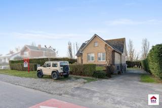 <p><strong>Te koop: karaktervolle villa met tal van mogelijkheden in Lombardsijde.</strong><br /> </p>
<p>In het rustige Lombardsijde bevindt zich deze ruime villa op een groot perceel met een zongerichte tuin. De woning combineert ruimte, licht en potentieel door de aanwezigheid van 3 slaapkamers, met de mogelijkheid om uit te breiden tot 6 dankzij de flexibele indeling.<br /> </p>
<p>Op het gelijkvloers vinden we een zeer lichtrijke en ruime leefruimte. De eerste verdieping werd bovendien volledig vernieuwd in 2015. De woning is volledig onderkelderd met een ruime garage-/kelderruimte voor minstens 3 wagens. Daarnaast is er een brede oprit met plaats voor 4 wagens.<br /> </p>
<p>De ligging is uitstekend: op een invalsweg vlakbij Nieuwpoort en op korte afstand van Lombardsijde, Westende en Middelkerke.<br /> </p>
<p>Belangrijkste ruimtes:<br />• Lichtrijke en ruime leefruimte<br />• Volledig vernieuwde eerste verdieping<br />• 3 slaapkamers, uitbreidbaar tot 6<br />• Volledig onderkelderd met garage voor min. 3 wagens<br />• Oprit voor 4 wagens<br />• Zongerichte tuin<br /> </p>
<p>Troeven:<br />• Ruim perceel met potentieel<br />• 20 zonnepanelen<br />• Uitstekende bereikbaarheid<br />• Veel parkeermogelijkheden<br />• Instapklaar dankzij vernieuwde verdieping<br /> </p>
<p>Neem vandaag nog contact op met je ERA-makelaar voor een bezoek.<br /> </p>
<p><strong>JOUW DROOMHUIS. ZO GEVONDEN!</strong></p>
