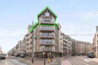 Op een uitzonderlijk gegeerde ligging, pal aan het stadscentrum op wandelafstand van het strand, de Zeedijk, de jachthaven en het station, bevindt zich dit opvallend ruim en stijlvol duplexappartement in residentie Bor D'O.<br /><br />Gelegen op de vijfde en zesde verdieping combineert dit woonvastgoed ruimte, kwaliteit en klasse op een bijzonder elegante manier.<br /><br />Bij het betreden van het appartement komt u in een ruime inkomhal met vestiaire, gastentoilet en praktische berging. Van hieruit bereikt u de lichtrijke leefruimte met open keuken en gezellige eethoek. De moderne keuken is volledig uitgerust met kwalitatieve toestellen. Dankzij de grote raampartijen en de twee terrassen geniet u hier van een overvloed aan natuurlijk licht en van een prachtig open zicht.<br /><br />Op deze verdieping bevindt zich tevens een volwaardige slaapkamer met aansluitende badkamer, uitgerust met een ligbad en dubbele wastafel.<br /><br />Via de houten trap bereikt u de bovenverdieping. Daar vindt u een nachthal met praktische bureauruimte, twee ruime slaapkamers en een tweede badkamer met douche en wastafel.<br /><br />Dit instapklare appartement werd afgewerkt met oog voor detail en kwaliteit. Verder beschikt het over centrale verwarming op aardgas, dubbele beglazing en een conforme elektrische installatie. De privatieve kelder biedt bovendien extra bergruimte. Het appartement is volledig vrij van gebruik. <br /><br />Bent u op zoek naar een ruim duplexappartement op een toplocatie aan de kust? Laat u charmeren door dit unieke aanbod en plan vandaag nog uw bezoek.<br /><br />