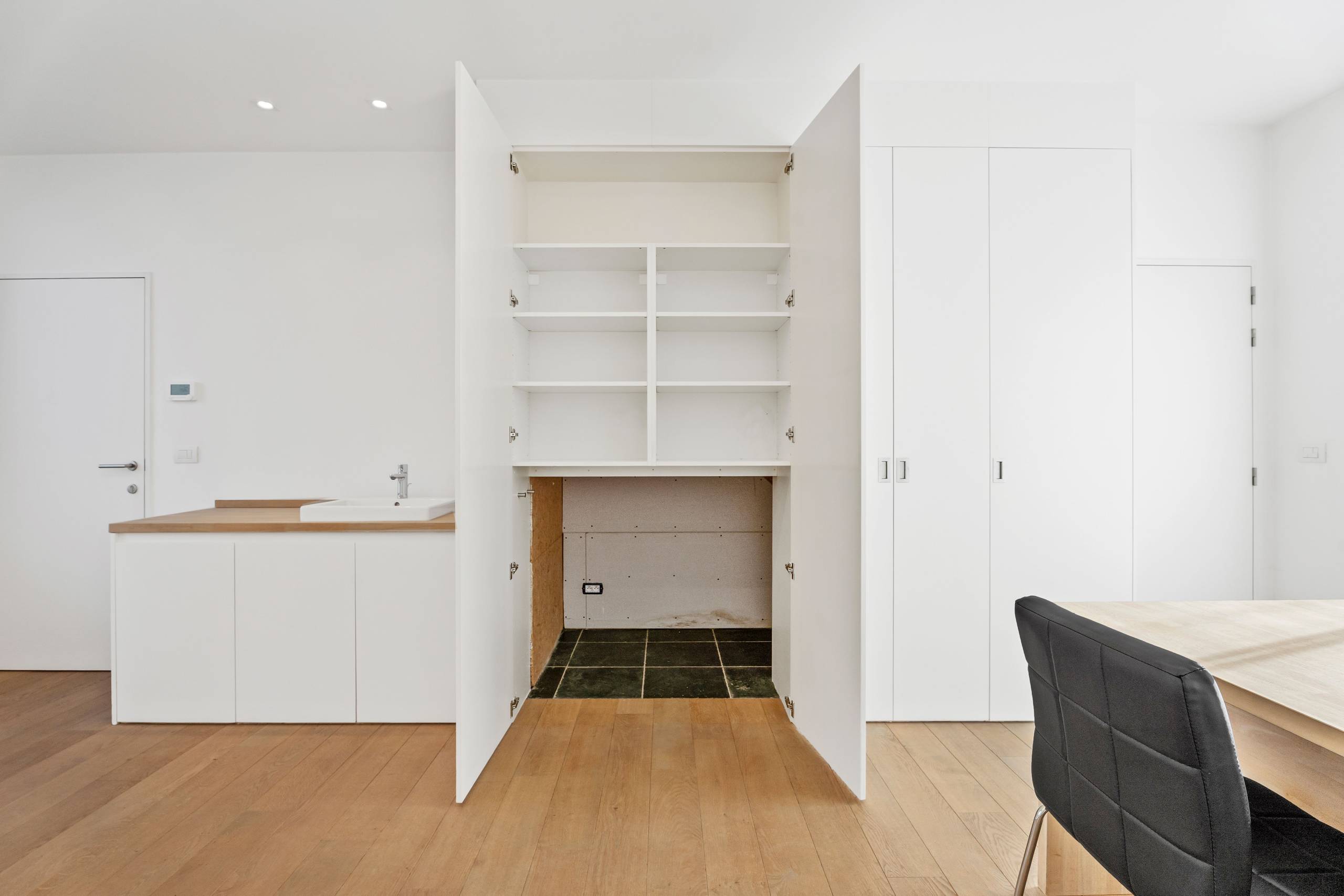 Instapklare rijwoning met koer en dubbele garage, gunstig EPC C, gelegen in Roesbrugge. - foto 4
