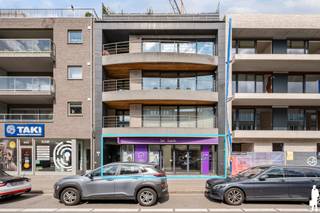 <strong>Instapklare handelsruimte van ca. 369 m² op een absolute toplocatie</strong> <br /><br /><strong>Indeling: </strong><br /><br />- Ruime inkomhal met veel lichtinval <br />- Aparte vergaderruimte, ideaal voor klantgesprekken of teammeetings<br />- Zes individuele bureaus met wanden uit glas, deels transparant<br />- Volledig uitgeruste kitchenette met praktische opbergkasten en aangename eetruimte<br />- Sanitaire voorzieningen met toilet en wastafel<br />- Praktische, ingebouwde kasten<br />- Aansluitend twee autostaanplaatsen en een garagebox aan de achterzijde van het eigendom<br /><br /><strong>Algemeen: <br /></strong><br /><span>- Jaarlijkse verrekening van onkosten voor gemene delen <br /></span>- Provisie van 250 euro/maand<br /><span>- OV 2025: 2.850<br /><br />Stedenbouwkundige inlichtingen in aanvraag </span>