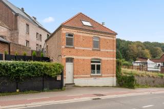 Bezoekdag 25/9, boek uw bezoek via www.polares.eu<br /><br />Deze karaktervolle en gerenoveerde woning ligt centraal in het groene Sint-Joris-Weert (Oud-Heverlee), op slechts 100 meter van het Meerdaalwoud. Een ideale combinatie van natuur, bereikbaarheid en dagelijkse voorzieningen.<br /><br />De ligging is bijzonder praktisch: de bushalte richting Leuven en Ottenburg bevindt zich vrijwel voor de deur en het station van Sint-Joris-Weert ligt op ongeveer 6 minuten wandelen, met treinverbindingen naar Leuven en Waver. Een Proxy Delhaize, lagere school, huisartsenpraktijk en apotheek bevinden zich allemaal op wandelafstand.<br /><br />Ook voor ontspanning is de omgeving een grote troef. Via het Meerdaalwoud wandel je in ongeveer 2,5 km naar het Zoet Water, met zijn vijvers, restaurants, ijssalon en speeltuin. In de omgeving bevinden zich bovendien een tennis- en padelclub en de oefenterreinen van OHL. Met de wagen zijn de E40, E314 en E411 vlot bereikbaar.<br /><br />Op het gelijkvloers bevinden zich een inkomhal, zeer gezellige leefruimte, open keuken met toegang tot het aangename tuintje, houtkachel, bijkeuken, toilet en een veranda met toegang tot het hogergelegen terras. In de tuin bevinden zich een ruime schuur met bovengelegen garage, beide voorzien van elektriciteit.<br />Er is bovendien een bronwaterput met dompelpomp aanwezig, ideaal om uw plantjes gans de zomer te wateren.<br /><br />Op de eerste verdieping zijn er drie slaapkamers en een badkamer. Vanuit één van de slaapkamers is er toegang tot het hoger gelegen terras en moestuintje. De ruime zolder is bereikbaar via een vaste trap en biedt tal van mogelijkheden als extra slaapkamer, bureau, hobbyruimte of ontspanningsruimte.<br /><br />De woning behield mooie authentieke elementen, waaronder de originele tegelvloeren op het gelijkvloers en vloeren in Noorse den op de verdieping.<br /><br />De woning werd grotendeels gerenoveerd in 2014. Het dak werd in 2017 vernieuwd en geïsoleerd, gevolgd door een gevelrenovatie in 2018. In 2021 werd een nieuwe condensatieketel geplaatst en in 2024 werden 14 zonnepanelen geïnstalleerd. Daarnaast beschikt de woning over een waterverzachter.<br /><br />Een charmante en veelzijdige woning voor wie comfortabel wil wonen met het Meerdaalwoud om de hoek en Leuven vlot binnen bereik.