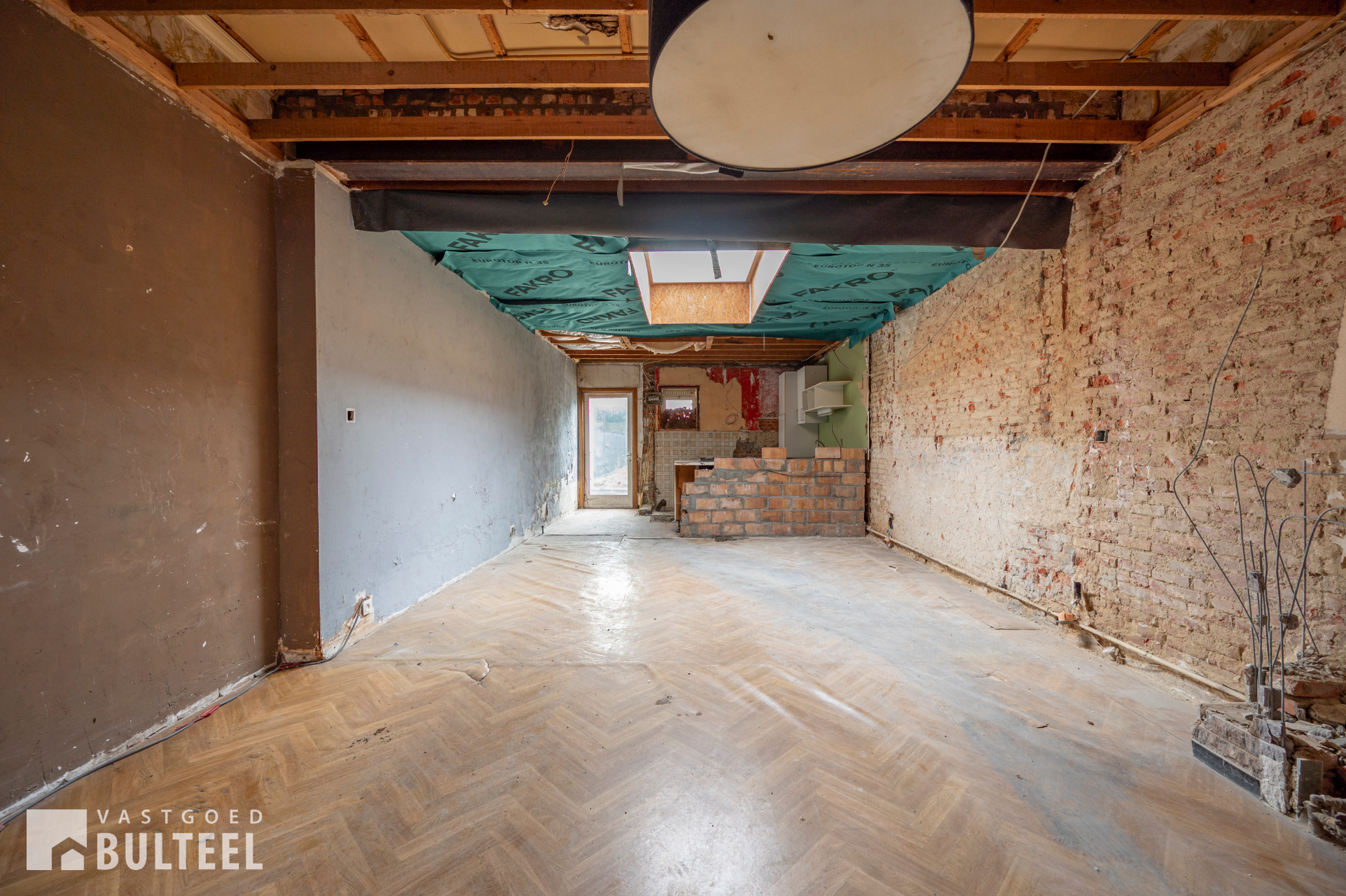 Verder af te werken woning met 3 slaapkamers en tuin. - foto 4