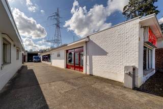 Cet entrepôt avec locaux d'habitation est situé dans la Immerseelstraat à Wommelgem, une rue secondaire de l'Autolei. La bretelle E313 se trouve...