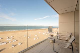 Luxueus, smaakvol appartement in een kleine residentie met oninneembaar zeezicht, pal op de zeedijk van het Zoute. Ideaal gelegen tussen...
