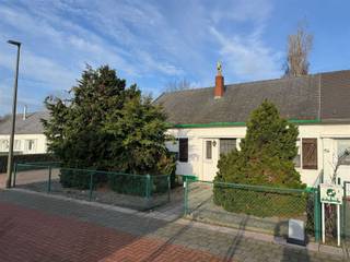Deze te renoveren woning staat op een terrein van 378m². De woning beschikt over 3 slaapkamers, inkomhal, badkamer en zolder berging. In de tuin is...