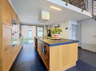 <p><span>Nabij de Coupure bevindt zich deze</span><span> exclusieve loftwoning</span><span> in een kleinschalig </span><span>woonerf</span><span>. De toegang wordt verkregen via de gemeenschappelijke </span><span>binnentuin,</span><span> die</span><span> een groene oase vormt met zowel authentieke als moderne elementen. </span></p><p><span> </span></p><p><span>Op wandelafstand vinden we een halte van tram 2 , Station Gent-Sint-Pieters is slechts op 2 km afstand.  Bovendien is er een autostaanplaats inbegrepen in de huurprijs.</span></p><p><span> </span></p><p><span>De loft wordt betreden via de leefruimte (40m²). De hoge plafonds en ramen zorgen voor een indrukwekkend gevoel.  De open keuken is volledig uitgerust met de moderne noden. Aansluitend is er nog een gasten toilet en een berging met mogelijkheid voor het plaatsen van een wasmachine.</span></p><p><span>Via het raam krijgt u toegang tot een leuke stadstuin.  </span></p><p><span> </span></p><p><span>Op het tussen verdiep is een ruimte aanwezig die kan dienen als thuis bureau, hobby kamer, ...</span></p><p><span> </span></p><p><span>Er zijn twee slaapkamers  (23m² en 11 m²) gelegen op de tweede verdieping. Beiden werden uitgerust met airco. Aansluitend is er een moderne badkamer dewelke is voorzien van een dubbele wastafel, toilet, douche en bad.  </span></p><p><span> </span></p><p><span>Ondanks de centrale ligging, geniet je binnen in van rust en stilte aangezien de woonst werd opgericht op de tweede bouw lijn. </span></p><p><span> </span></p><p><span>Deze unieke loft combineert karakter, ruimte en modern wooncomfort op een toplocatie in Gent. Een uitzonderlijke woonkans voor wie op zoek is naar rust, privacy en een stijlvolle woonomgeving nabij het bruisende stadscentrum.</span></p><p><span> </span></p><p><span> </span></p>
