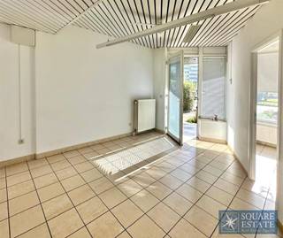 <p><span>Square Estate biedt u deze prachtige gelijkvloerse handelszaak aan, gelegen in de zeer gegeerde gemeente Molenbeek op de hoek van de Carl Requettelaan en de Thymstraat.</span></p><p><span> </span></p><p><span>Door de ligging, vlakbij winkels, scholen, hoofdwegen en openbaar vervoer, is het zeer goed zichtbaar. </span></p><p><span> </span></p><p><span>Dankzij de indeling biedt deze zaak een breed scala aan verbouwing mogelijkheden. </span></p><p><span> </span></p><p><span>De begane grond bestaat uit een wachtruimte, twee aparte kantoren, een apart toilet, een gang, een keuken en een douche.</span></p><p><span> </span></p><p><span>Voor meer informatie of een afspraak voor een bezichtiging, neem contact op met Square Estate op 02/460.42.01 of bezoek onze website www.square-estate.be. </span></p>
