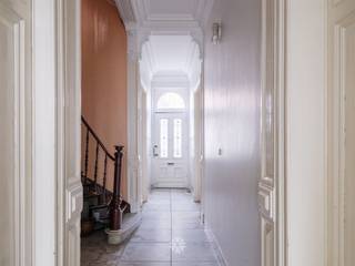 <p><span>GENT - Karaktervolle te renoveren neoclassicistische burgerwoning (BVO 484 m²) met 8 slaapkamers</span></p><p><span> </span></p><p><span>Deze statige herenwoning combineert authentiek karakter met royale volumes en een aangename buitenruimte. </span></p><p><span>De woning heeft drie bouwlagen en beschikt over maar liefst 484 m² bewoonbare oppervlakte met tal van mogelijkheden. </span></p><p><span>Gelegen in de buurt van Dok Noord met vlotte verbindingen naar centrum Gent, nabij openbaar vervoer en invalswegen.</span></p><p><span> </span></p><p><span>De belangrijkste troeven in een notendop: </span></p><ul><li><span>Hoge plafonds, sierlijsten en een overvloed aan natuurlijk licht</span></li><li><span>De woning kan door de nodige renovatie verder afgewerkt worden naar eigen stijl</span></li><li><span>Tal van authentieke elementen met prachtige traphal en schouwen</span></li><li><span>Bewoonbare oppervlakte van 484 m²</span></li><li><span>Acht ruime slaapkamers</span></li><li><span>Gelegen in het centrum van Gent nabij openbaar vervoer en invalswegen</span></li><li><span>Grote leefruimte met mooie authentieke elementen</span></li><li><span>Veel potentieel bij renovatie</span></li></ul><p><span> </span></p><p><span>Indeling:</span></p><p><span>Bij het betreden van de woning komt u terecht in een ruime inkomhal met authentieke elementen die u de toegang geeft tot twee bergingen.</span></p><p><span>Verder beschikt de woning over een karaktervolle leefruimte met hoge plafonds, rijkelijk uitgewerkte plafond ornamenten, authentieke visgraat parket en twee stijlvolle schouwen. </span></p><p><span>De originele glas-in-looddeuren vormen een bijzonder decoratief element en zorgen voor een prachtige verbinding met de lichtrijke eetruimte. Een sfeervolle ruimte met een uitgesproken authentieke uitstraling.</span></p><p><span>Verder is er een gezellige buitenruimte met twee bergingen en een multifunctionele ruimte. </span></p><p><span>Op de verdiepingen vinden we in totaal nog 8 slaapkamers, een zeer ruime badkamer en een extra trappenhal richting de keuken. </span></p><p><span>Tot slot beschikt de woning over een ruime zolderverdieping, die veel mogelijkheden biedt voor extra bergruimte of een verdere inrichting naar eigen wens.</span></p><p><span> </span></p><p><span>Belangrijk:</span></p><p><span>Richtprijs: € 949.000 euro </span></p><p><span>EPC F (616 kWh/m² jaar)</span></p><p><span>Bouwkundig erfgoed</span></p><p><span> </span></p><p><span>Contacteer Axel Lenaerts makelaars voor een bezoek via </span><span>09 245 24 24</span><span> of hannelore@axellenaerts.be</span></p><p><span> </span></p><p><span> </span></p><p><span> </span></p><p><span> </span></p>