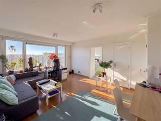 <p><span>Instapklaar 1 slaapkamer appartement met uniek dakterras!</span></p><p><span>Dit geweldige appartement is gelegen op de bovenste verdieping</span><span><sup> </sup></span><span>van een prima onderhouden gebouw met rustige, groene en centrale ligging. Winkels, parken, scholen, horeca, sportfaciliteiten, openbaar vervoer en invalswegen zijn steeds vlakbij. Bent u op zoek naar charmant, lichtrijk en instapklaar appartement met magnifiek en omvangrijk dakterras (ca. 20m²), gunstig EPC en conforme elektriciteit? Zoek niet verder, dit pareltje is ronduit de ideale starterswoning, het perfecte studentenverblijf, een dromerige pied à terre alsook een zorgeloze investering!</span></p><p><span> </span></p><p><span>De indeling is als volgt:</span></p><p><span> </span></p><p><span>Inkomhal, leefruimte &amp; keuken:</span></p><p><span>U betreedt het appartement via de aparte inkomhal met parlofoon en grote ingemaakte vestiaire. De leefruimte straalt dankzij de prachtige natuurlijke lichtinval en het verbluffende uitzicht dat met dank aan de nieuwe raampartijen (HR 2025) extra in de verf wordt gezet. De fraaie moluren dragen bij aan het karakter van het pand, terwijl de elektrische rolluiken, de vliegenramen en de kleine berging voor extra comfort zorgen. De keuken met authentieke vloer- en wandtegels is voorzien van een keramisch kookvuur, dampkap, oven, koelkast, vriezer en dubbele lavabo.   </span></p><p><span> </span></p><p><span>Slaapkamer &amp; badkamer:</span></p><p><span>In de slaapkamer kan u rustig slapengaan of ontwaken met een panoramisch uitzicht op de achtergrond. Ook hier zijn elektrische rolluiken voorzien, een garantie op een goede nachtrust terwijl uw privacy steeds 100% gegarandeerd is. De ruime badkamer omvat een ligbad/douche combinatie, een modern wasmeubel, een toilet, aansluitingen voor wasmachine en droogkast alsook mechanische ventilatie. </span></p><p><span> </span></p><p><span>Dakterras, kelder &amp; fietsenberging:</span></p><p><span>Het waanzinnige dakterras met oogstrelende vergezichten is uiteraard de absolute kers op de taart. Met een oppervlakte van maar liefst 20m² is er plek genoeg voor een grote terrastafel in combinatie met een hippe lounge. Daar het terras extra breed is, leent het zich perfect om gezellig te tafelen met familie en vrienden, te aperitieven na een drukke werkdag, te zonnebaden, te tuinieren op hoogte en zo veel meer. Een privatieve kelder is inbegrepen. Bovendien beschikt het gebouw over een gemeenschappelijke fietsenberging.</span></p><p><span> </span></p><p><span>Extra troeven:</span></p><p><span>- Mobiscore 9,4/10                          </span></p><p><span>- Gunstig EPC B                               </span></p><p><span>- HR ramen 2025 + rolluiken               </span></p><p><span>- Recente dak- en gevelisolatie     </span></p><p><span>- Elektriciteit conform</span></p><p><span>- Asbestveilig</span></p><p><span>- Vernieuwd terras</span></p><p><span>- Gemeenschappelijke fietsenberging                                       </span></p><p><span> </span></p>
