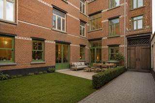 PRESALE! De Kroon - Exclusief wonen in een karaktervol erfgoedpand te Borgerhout!<br /><br />Ontdek De Kroon, een uniek renovatieproject in een prachtig art-nouveau gebouw gelegen in de Kroonsstraat te Borgerhout. Dit geselecteerde bouwkundige erfgoed ontworpen in 1913 door architecten Peter en Hendrik Wittocx en gebouwd in opdracht van bakker Alfons Heylen wordt met respect voor zijn authentieke karakter omgevormd tot een hedendaags woonproject.<br /><br />Het project omvat negen appartementen met één of twee slaapkamers en één magazijn van 192 m². De appartementen variëren van 40 m² tot 114 m² bewoonbare oppervlakte en beschikken afhankelijk van de unit over een terras of privatieve tuin. Prijzen starten vanaf 235.000 Euro tot 365.000 Euro.<br /><br />Bij de renovatie worden verschillende authentieke elementen behouden, waaronder originele decoratieve details die verwijzen naar de rijke geschiedenis van het gebouw. Deze historische charme werd gecombineerd met een hoogwaardige afwerking en modern wooncomfort.<br /><br />- Appartement 001 – € 365.000 - 106 m² | 2 slaapkamers | Terras 12 m² + tuin 19 m² | SEMI CASCO<br />- Appartement 101 – € 249.000 - 40 m² | 1 slaapkamer | Terras 6 m²<br />- Appartement 102 – € 285.000 - 68 m² | 1 slaapkamer | Reeds VERKOCHT<br />- Duplex / Stadswoning 103 – € 349.000 - 114 m² | 2 slaapkamers | Terras 6,5 m² | SEMI CASCO <br />- Appartement 201 – € 235.000 - 40 m² | 1 slaapkamer<br />- Appartement 202 – € 319.000 - 72 m² | 1 slaapkamer<br />- Appartement 301 – € 225.000 - 40 m² | 1 slaapkamer<br />- Appartement 302 – € 335.000 - 85 m² | 2 slaapkamers<br />- Appartement 401 – € 339.000 - 71 m² | 2 slaapkamers | Terras 6 m²<br />- Magazijn / Atelier – € 249.000 - 192 m² magazijn/opslagruimte/atelier | CASCO<br /><br />Huidige foto's en 3D renders dienen ter illustratie van het project. <br /><br />Verkoop onder het tarief van 2% registratierechten mogelijk, mits de koper aan de wettelijke voorwaarden voldoet. <br /><br />Contacteer ons voor meer informatie, plannen, beschikbaarheid of een bezoek ter plaatse via info@dvarealestate.be of 03/297.00.00.