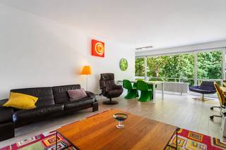 Gelegen aan de groene rand van Deurne geniet dit appartement van een uitzonderlijke ligging recht tegenover de Bremweide. Of je nu graag wandelt, sport of gewoon wil genieten van een groene omgeving, hier woon je met alle voorzieningen binnen handbereik én het groen als buur. De combinatie van openbaar vervoer en verbindingswegen vlakbij zijn een extra troef.<br /><br />Dit gerenoveerde appartement bevindt zich op de eerste verdieping van een verzorgd gebouw en werd met oog voor kwaliteit en comfort afgewerkt. Daarbij werd ook aandacht gegeven aan de energiezuinigheid. Hierdoor kan je als nieuwe eigenaar zonder zorgen verhuizen en meteen genieten van je nieuwe thuis. <br /><br />De leefruimte is licht en biedt meer dan voldoende plaats om een leuke zithoek en een gezellige eetkamer te installeren. De halfopen keuken sluit hier mooi op aan en is volledig uitgerust voor dagelijks gebruik. In de keuken is een berging aanwezig met een aansluiting voor een wasmachine/ droogkast. Vanuit de leefruimte alsook de keuken geniet je bovendien van een groen uitzicht op de Bremweide. <br /><br />Aan de achterzijde van het appartement bevinden zich twee volwaardige slaapkamers. De grootste slaapkamer geeft rechtstreeks uit op een aangenaam zonneterras. Ook de badkamer werd smaakvol ingericht en beschikt over een ruime inloopdouche en een moderne wastafel. <br /><br />Kortom, een instapklaar appartement waar comfort, kwaliteit, energiezuinigheid en een uitstekende ligging tegenover de Bremweide perfect samenkomen.