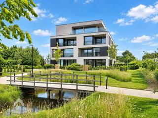 <p>Recent en energiezuinig gelijkvloers appartement gelegen op een groene locatie bestaande uit een inkomhal met afzonderlijk toilet, een lichtrijke woonkamer met aparte bureauhoek, een volledig uitgeruste open keuken, 2 slaapkamers, een ingerichte badkamer met inloopdouche, een bergplaats met aansluiting voor wasmachine, droogkast en een spoelbak. De aangelegde tuin is zuidgericht en heeft een overdekt terras. Er is tevens een kelderberging en een overdekte staanplaats.</p>
<p>Extra troeven:</p>
<ul>
<li>Energiezuinig</li>
<li>Vloerverwarming</li>
<li>Ventilatiesysteem D</li>
<li>Conforme keuring elektriciteit</li>
<li>Mooie en rustige omgeving</li>
<li>Op fietsafstand van scholen, winkels en openbaar vervoer</li>
<li>Instapklaar</li>
</ul>
<p>Dit appartement is te koop ZONDER makelaar via het concept van Smart Houses! Verdere inlichtingen of bezoek? Contacteer rechtstreeks de eigenaar via 0479/82.87.67</p>