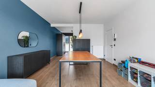 <p>Welkom aan de Zonnestraat 9/2.3 te Lummen, waar dit verzorgd appartement uit 2004 u meteen zal verrassen door zijn ruimte en lichtinval. Met een bewoonbare oppervlakte van <strong>99 m²</strong> en een <strong>EPC Label B</strong> is dit een ideale woonst voor wie comfortabel en energiezuinig wil wonen.</p>
<p>De lichtrijke woonkamer vormt het hart van het appartement en geeft rechtstreeks toegang tot het <strong>zuidgericht terras</strong>, waar het heerlijk vertoeven is. Aansluitend bevindt zich de keuken, wat zorgt voor een aangename en praktische leefruimte.</p>
<p>Het appartement beschikt over <strong>3 volwaardige slaapkamers</strong> en een <strong>recent gerenoveerde badkamer</strong>, waardoor u zonder zorgen kan verhuizen.</p>
<p>Daarnaast is er ook een <strong>ondergrondse parkeerplaats inbegrepen</strong> in de prijs, wat zorgt voor extra comfort.</p>
<p>Gelegen in het centrum van Lummen geniet u hier van een uitstekende ligging met winkels, scholen en verbindingswegen in de directe omgeving. Lummen staat bekend om zijn centrale ligging en aangename woonomgeving.</p>
<p>Dit appartement is <strong>instapklaar</strong> en ideaal voor starters, investeerders of mensen die bewust kleiner willen gaan wonen.</p>
<p>📞 Interesse of een bezoek plannen?<br />Contacteer Niels via 0488 33 81 47</p>
<p><strong><span><span>We Invest Demervallei</span></span></strong><br />Vastgoed Anders Bekeken</p>