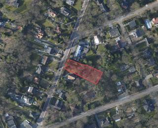 Dit ruim bouwperceel van ca. 1.779 m² bevindt zich op enkele voetstappen van het centrum van Heide-Kalmthout en biedt een mooie kans voor wie in het groen wil wonen, maar toch centraal wil wonen.<br />De combinatie van de ruime oppervlakte en de centrale ligging maakt van dit perceel een bijzondere opportuniteit.<br />Het perceel biedt de mogelijkheid om een open bebouwing te realiseren en is relatief weinig bebost.<br />Algemeen:<br />
<ul>
<li>Straatbreedte: ca. 20,70 meter</li>
<li>Diepte: ca. 76,61 meter</li>
<li>Het perceel is gelegen in een BPA "woongebied met Bospoortkarakter", de voorschriften zijn te verkrijgen via ons kantoor.</li>
</ul>
Deze unieke bouwgrond ligt op wandelafstand van het centrum van Heide-Kalmthout, met alle voorzieningen binnen handbereik, waaronder winkels, scholen en openbaar vervoer. De aangename, groene omgeving combineert een vlotte bereikbaarheid met de rust en ruimte van de natuur, die hier nooit ver weg is.
