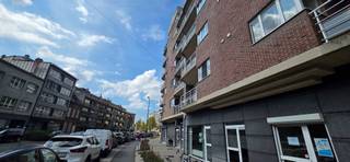 De toegang tot het appartement is via de centraal gelegen inkomhal die doorgang geeft naar de ruime woonkamer en de keuken. Langsheen de woonkamer kan U het terras betreden dat aan de voorkant van het appartement gelegen is. Verder is er een badkamer voorzien van ligbad en douche.<br />In het appartement is er een ruime berging die te bereiken is via de keuken. In de berging zijn de aansluitingen voor wasmachine en droogkast. In de inkomhal is er een apart toilet aanwezig.<br />Het appartement is voorzien van twee slaapkamers, waarvan de eerste een dressing heeft en de tweede doorgang geeft naar een 2de ruim terras.<br />Voor verdere inlichtingen of informatie gelieve onze vastgoedadviseur Guy De Witte te contacteren op het nummer 0477904846.