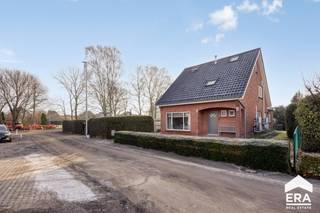 <p>Op zoek naar een woning op een toplocatie? Deze woning is gelegen in een doodlopende straat, vlakbij het groen en toch aan de rand van het centrum waar alle faciliteiten (winkels, scholen, openbaar vervoer, …) binnen handbereik zijn. Een ideale combinatie van rust en bereikbaarheid!<br /><br />De woning bevindt zich op een perceel van 8a 15ca en werd de afgelopen jaren energetisch sterk aangepakt. De huidige eigenaar investeerde volop in duurzaamheid, wat resulteert in een <strong>EPC label A</strong> – een grote troef voor de toekomst.<br /><br />De afwerking werd reeds opgestart. De zolder werd ingericht als slaapkamer en van daaruit werd begonnen met de verdere afwerking van de andere slaapkamers. Op het gelijkvloers dient de woning nog verder opgefrist te worden, maar ze is <strong>perfect instapklaar</strong> en biedt heel wat potentieel om ze verder naar eigen smaak af te werken.</p>

<p><strong>Uitgevoerde verbeteringswerken:</strong></p>

<ul><li>
	<p>Zonnepanelen (2018) met een opbrengst van 6.840 kWh</p>
	</li><li>
	<p>Speksteenkachel (2022)</p>
	</li><li>
	<p>Vernieuwd dak (2017)</p>
	</li><li>
	<p>Badkamer vernieuwd (2021)</p>
	</li><li>
	<p>PVC ramen geplaatst (2023)</p>
	</li><li>
	<p>Gescheiden riolering aangelegd</p>
	</li></ul>

<p>Deze woning is ideaal voor wie rustig wil wonen, energiezuinig wil leven en graag nog zijn eigen stempel drukt op de verdere afwerking.</p>