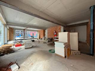 Unieke commerciële handelsruimte met maar liefst 22 meter vitrine op een absolute toplocatie in hartje Gent!<br /><br />Deze nieuwbouw handelsruimte is gelegen aan de Vlasmarkt, één van de meest zichtbare en levendige locaties in het centrum van Gent. Dankzij de indrukwekkende gevelbreedte/vitrine van maar liefst 22 meter geniet het pand van een uitzonderlijke visibiliteit en een overvloed aan natuurlijke lichtinval.<br /><br />De handelsruimte beschikt over een oppervlakte van 138 m² op het gelijkvloers en bestaat uit één grote, open ruimte met afzonderlijk sanitair gedeelte. Vanuit de handelsruimte is er via een vaste trap toegang tot een volwaardige en perfect bruikbare kelderverdieping van 129 m².<br /><br />Totale bruikbare oppervlakte: ca. 267 m².<br /><br />Het pand wordt kwalitatief afgewerkt en voorzien van vloerverwarming en -koeling via een geothermische warmtepomp, afgewerkte vloeren en pleisterwerken. Verdere afwerking en inrichting kunnen in overleg met de eigenaar worden besproken.<br /><br /><strong>Algemene info:</strong>
<ul>
<li>Absolute toplocatie aan de Vlasmarkt in Gent</li>
<li>Uitzonderlijke commerciële visibiliteit</li>
<li>Maar liefst 22 meter gevel/vitrine</li>
<li>Zeer veel natuurlijke lichtinval</li>
<li>138 m² handelsruimte op het gelijkvloers</li>
<li>129 m² volwaardige en bruikbare kelder</li>
<li>Geothermische warmtepomp</li>
<li>Vloerverwarming en -koeling</li>
<li>Nieuwbouw</li>
</ul>
Verdere afwerking bespreekbaar met eigenaar<br />Beschikbaar vanaf 01/12/2026<br /><br />Een uitzonderlijke opportuniteit voor wie op zoek is naar een commerciële toplocatie met maximale zichtbaarheid in het centrum van Gent.<br /><br />Een absolute topper!