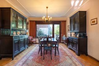 <p>In een uiterst gegeerde en rustige woonwijk te Wilrijk bieden wij deze degelijke bel-étage gezinswoning aan op een perceel van 141 m2.</p><p></p><p>De woning werd opgericht met kwalitatieve en duurzame materialen (beton-, staal- en metselwerkstructuur) en biedt een uitstekende basis en een uiterst doordachte indeling om uw droomwoning van te maken.</p><p></p><p>Bij het betreden van het gelijkvloers brengt de inkomhal met vestiaire en gastentoilet u naar de sfeervolle en lichtrijke leefruimte. Dankzij de oriëntatie en de grote raampartijen geniet de woonkamer van een aangename lichtinval. Aansluitend bevindt zich de keuken die direct toegang verleent tot het zonnige terras en de onderhoudsvriendelijke tuin met vrij uitzicht en minimale inkijk.</p><p></p><p>De eerste verdieping herbergt drie volwaardige slaapkamers, een ingerichte badkamer, een handige bergplaats en een afzonderlijk toilet.</p><p></p><p>Op het keldervoorzieningenniveau beschikt de woning over een zeer royale inpandige garage (65 m2), extra bergruimten, een stooklokaal en een directe doorgang naar de tuin. Bovendien is er op de oprit nog een tweede privé-parkeerplaats voorhanden.</p><p> </p><p>Indeling:</p><p>-          Kelderverdieping (65 m2):<br />Ruime inpandige garage, stooklokaal, berging, tankopslag en doorgang naar de tuin.</p><p>-          Gelijkvloers:<br />Inkomhal, vestiaire, gastentoilet, zitplaats, ruime woonkamer, keuken, terras en tuin.</p><p>-          Eerste Verdieping:<br />3 slaapkamers, traphal, afzonderlijke berging, badkamer en toilet.</p><p> </p><p>TROEVEN &amp; POTENTIEEL</p><p>·         Ruimte &amp; Structuur: Solide beton- en metselwerkconstructie met 3 volwaardige bouwlagen en uitstekende afmetingen.</p><p>·         Parkeergemak: Altijd gegarandeerde parkeergelegenheid dankzij de royale inpandige garage en private</p><p>·         staanplaats op de oprit.</p><p>·         Licht &amp; Zicht: Aangename lichtinval in de leefruimten met vrij mooi uitzicht en zwakke inkijk van de buren.</p><p>·         Renovatiekansen: Een ideale woning voor kopers of gezinnen die een woning naar eigen smaak en hedendaagse energienormen wensen te transformeren.</p><p>·         Toplocatie: Rustige residentiële straat met uitsluitend bestemmingsverkeer, doch vlakbij het bruisende hart van Wilrijk en Antwerpen.</p><p></p><p>Interesse? Neem vandaag nog contact met ons op voor een bezoek ter plaatse!</p><p>📞 0473 18 06 42</p>