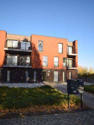 Op wandelafstand van het centrum van Lebbeke nabij station, winkels, bakker, postkantoor, scholen en openbaar vervoer bevindt zich dit appartement omvattende hal, leefruimte met open ingerichte keuken, terras, badkamer met ligbad en douchewand, 1 ruime slaapkamer en 1 kleine kamer/bureau, apart toilet en een ruime berging. Gemeenschappelijke fietsenberging en private autostaanplaats inbegrepen in huurprijs. Voor meer info mail vero@berno.be of bel 052/20 24 40
