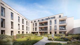 Gevelmetselwerken volop bezig! <br />Residentie Promenade staat voor modern wooncomfort in de charmante gemeente Deerlijk, waar een dorpsgevoel hand in hand gaat met een centrale ligging. De vlotte verbindingen naar steden zoals Kortrijk en Waregem, de nabijheid van recreatiedomein De Gavers, de gezellige buurtwinkels en eetgelegenheden maken van Deerlijk de ideale thuisbasis. Alles wat je nodig hebt is er te vinden, vaak op wandelafstand. <br /><br />In dit project heb je keuze tussen appartementen met 1, 2 of 3 slaapkamers. De appartementen beschikken steeds over een groot terras. Op het gelijkvloers is er een handelsruimte voorzien. In de grote ondergrondse verdieping bevinden zich de autostaanplaatsen, garageboxen, bergingen en fietsenstalling. Alle bewoners kunnen genieten van een groene binnentuin, een leuke extra voor wie op zoek is naar een aangename woonomgeving.<br /><br />De appartementen worden in detail afgewerkt met hoogwaardige materialen en voldoen aan de hedendaagse comforteisen, met veel aandacht voor thermische en akoestische isolatie. Er is overal vloerverwarming en vraaggestuurde ventilatie zorgt voor een gezond klimaat in huis. Met een E-peil van max. 20 doen de appartementen beter dan de norm. Zo zijn de appartementen uitgerust met zonnepanelen, warmtepompen, hoogrendementsglas en ventilatiesysteem D met warmterecuperatie. <br /><br />Volledig aanbod: www.promenadedeerlijk.be<br />Wil jij hier graag wonen? Maak dan snel een afspraak via ben@eribo.be of 0488/942.643.