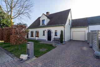 Charmante en uitstekend onderhouden gezinswoning met veranda, garage en zonnige tuin. De lichtrijke leefruimte, praktische keuken en drie slaapkamers zorgen voor een comfortabele woonomgeving. Een ideale plek voor wie op zoek is naar een warme thuis met extra ruimte en rust.<br /><br />Bij het betreden van de woning komt u binnen via een verzorgde inkomhal met een apart gastentoilet. Vanuit de hal heeft u toegang tot de gezellige leefruimte waar zithoek en eetplaats mooi in elkaar overlopen. Dankzij de raampartijen geniet deze ruimte van veel natuurlijke lichtinval. De palletkachel zorgt bovendien voor extra warmte en een aangename, huiselijke sfeer.<br /><br />Aansluitend bevindt zich de keuken, die zich in een uitstekende staat van onderhoud bevindt en praktisch is ingericht. Vanuit de keuken heeft u toegang tot een handige berging, ideaal voor extra stockage en huishoudelijke organisatie.<br /><br />Verder beschikt de woning over een garage met elektrische poort. Achter de garage bevindt zich een aparte wasplaats, wat zorgt voor extra praktisch comfort in het dagelijks gebruik. Boven de garage is er bijkomende opbergruimte voorzien.<br /><br />Via de leefruimte bereikt u de veranda, een aangename plek waar u het hele jaar door kan genieten van het zicht op de tuin en extra leefruimte creëert.<br /><br />Op de verdieping bevinden zich 3 slaapkamers en een badkamer. <br /><br />Buiten geniet u van een onderhoudsvriendelijke tuin met terras en een praktisch tuinhuis. Achteraan bevindt zich bovendien nog een extra tuinzone, ideaal voor ontspanning, tuinliefhebbers of spelende kinderen.<br /><br />De geadverteerde prijs is een richtprijs.