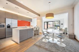 <p><strong>Karaktervolle op te frissen stadswoning met 5 slaapkamers, grote garage en zonnige tuin in het centrum van Turnhout. EPC: 195 kWh/m² (B)</strong></p>
<p><span><strong>Ligging</strong></span>: <span>Centrale en rustige ligging op slechts 1 minuut wandelen van de winkelstraat. Scholen en openbaar vervoer ook in de nabije omgeving.<br /><br /></span><span><strong>Indeling:</strong> </span><strong>-1</strong>: 2 kelders, wijnkelder <strong>0: </strong>Inkomhal, gastentoilet, vestiaire, woonkamer, open keuken, eetkamer, zithoek. <strong>1: </strong>nachthal, toilet, berging, 2 slaapkamers, badkamer, wasplaats. <strong>2:</strong> nachthal, 3 slaapkamers, doucheruimte, technische ruimte. <strong>Buiten</strong>: terras, ruime tuin, terras, garage. <br /><br /><span><strong>Omschrijving: </strong></span>Via de authentieke inkomhal met ingebouwde vestiaire en apart gastentoilet betreedt u deze licht op te frissen stadswoning. De sfeervolle deur met loodglas brengt u naar de lichtrijke woonkamer met houthaard. Aansluitend vindt u een ruime eetkamer op parketvloer (die renovatie of herstelling vraagt) en een moderne open keuken met extra ontbijthoek. De recente aanbouw uit 2021 creëert bijkomende leefruimte en kan perfect dienen als extra zithoek of familieruimte. Dankzij de grote raampartijen geniet u hier van een mooi zicht op de zuidgerichte tuin.<br /><br />De eerste verdieping omvat twee ruime slaapkamers op parketvloer, waarvan één met ingebouwde dressingkast. De vernieuwde badkamer (2021) is stijlvol ingericht met een ligbad, inloopdouche, dubbele wastafel en voldoende kastruimte. Verder is er een afzonderlijke wasplaats met ruimte voor twee wasmachines, een droogkast en extra ingemaakt kastwerk. In de nachthal bevinden zich nog een apart toilet en een handige bergkast. <br /><br />Op de tweede verdieping zijn nog drie volwaardige slaapkamers ondergebracht: één vooraan en twee achteraan. Ideaal voor grotere gezinnen of geschikt voor extra bureau/hobbyruimte. <br /><br />De woning beschikt bovendien over twee praktische kelders en een aparte wijnkelder. <br /><br />De zuidgerichte tuin is een absolute troef: een aangename, groene buitenruimte midden in de stad, voorzien van twee zonnige terrassen. Achteraan het perceel bevindt zich een ruime garage – een uitzonderlijke meerwaarde in deze centrale omgeving.</p>
<p><strong>Deze eigendom combineert charme, volume en potentieel op een topligging in Turnhout. Een uitgelezen kans voor wie een ruime stadswoning zoekt met karakter!</strong></p>
<p>Vermeldingen inzake bijzondere infoplicht: In aanvraag</p>