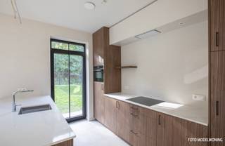 <strong>WONING LOT 11 IN WOONPROJECT PAULINA PARK TE LANKLAAR.</strong><br /><br /><strong>KENMERKEN WONING</strong><br /><span>- 3 Slaapkamers.</span><br /><span>- Oppervlakte woning: 124m².</span><br /><span><span>- Grondoppervlakte perceel: 4a08ca.<br /></span></span>
<p><strong>BEZOEK ONZE MODELWONING </strong><br />Ontdekken hoe het echt voelt om te wonen in Paulina Park? Maak nu een afspraak en kom onze modelwoning ontdekken.<br /><br /><strong>ALGEMEEN<br /></strong>In het verlengde van de Dr. Lenstralaan in Lanklaar, Dilsen-Stokkem, in de richting van de Zuid-Willemsvaart, is het uitzonderlijke woonproject <strong>Paulina Park </strong>in volle ontwikkeling. Dit project omvat <strong>29 karaktervolle open bebouwde woningen</strong> met tuin, smaakvol geïntegreerd in de groene omgeving aan het water.<br /><br /><strong>HARMONIEUS WONEN<br /></strong>Elke woning is voorzien van duurzame materialen die harmonieus aansluiten bij de omgeving. Bovendien is iedere woning uitgerust met <strong>vloerverwarming, warmtepomp, zonnepanelen en ventilatiesysteem D</strong>, zodat u gewapend bent voor een zorgeloze en energiezuinige toekomst!<br /><br /><strong>AFWERKING & MATERIALEN<br /></strong>Voor de <strong>afwerking worden ruime budgetten </strong>voorzien. Alle wooneenheden worden standaard <strong>hoogwaardig afgewerkt </strong>met <strong>duurzame en moderne materialen en technieken</strong>. We denken graag met u mee om de woning helemaal naar uw smaak en persoonlijkheid af te werken. Op basis van onze ervaring slagen we er steeds opnieuw in om een <strong>unieke en exclusieve uitstraling</strong> te geven naargelang uw wensen.<br /><br /><strong>LIGGING<br /></strong>Omringd door weelderig groen, biedt deze locatie vlakbij het Nationaal Park Hoge Kempen een idyllische leefomgeving. Ingesloten tussen de bosrand en het water van de Zuid-Willemsvaart creëert Paulina Park de perfecte balans tussen groen, water en comfort, met alles wat u nodig hebt binnen handbereik.<br /><br />Op slechts 5 minuten afstand bevinden we ons in het stadscentrum van Dilsen-Stokkem en met de oprit van de E314 op slechts 10 minuten afstand, geniet u van een vlotte verbinding met nabijgelegen steden (Genk, Maasmechelen, Hasselt,...).<br /><br /><strong>PRIJZEN<br /></strong>De vermelde prijzen zijn exclusief BTW op de constructie/infra-wegenis, verkooprechten op de grond, aktekosten, ereloon notaris, opzoekingskosten, aandeel verkavelingsakte en kosten aandeel nutsvoorzieningen. Contacteer ons voor een kostenraming.<br /><br />Bekijkt u deze advertentie via een aanverwante vastgoedsite, surf dan zeker naar onze website <strong>www.N78vastgoed.be </strong>voor een uitgebreide beschrijving en foto's. Meer informatie: <strong>+32 (0)89 86 18 88 </strong>of<strong> info@N78vastgoed.be</strong>.</p>