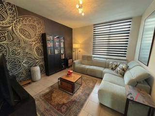 <p>Ben je op zoek naar een ruime gezinswoning waar licht, ruimte en een aangename ligging samenkomen? Dan zal deze instapklare halfopen bebouwing in Boortmeerbeek je zeker weten te verrassen.</p><p>Bij het binnenkomen word je verwelkomd door een ruime inkomhal. De moderne en gerenoveerde keuken loopt naadloos over in de lichtrijke leefruimte.</p><p>Met maar liefst vier ruime slaapkamers biedt deze woning tal van mogelijkheden: ideaal voor een groter gezin, een thuisbureau, hobbyruimte of logeerkamer. Daarnaast beschikt de woning over twee badkamers, wat zorgt voor extra gebruiksgemak in het dagelijkse leven.</p><p>De tuin met zuidelijke oriëntatie laat je de hele dag door genieten van natuurlijk licht en zon. De geprivatiseerde pergola maakt van de tuin een heerlijke plek om te ontspannen en samen te genieten van lange zomeravonden.</p><p>De woning bevindt zich in een rustige en aangename buurt in Boortmeerbeek. Winkels, scholen, openbaar vervoer en belangrijke verbindingswegen zijn vlot bereikbaar, waardoor je geniet van een fijne woonomgeving met alles binnen handbereik.</p><p>Zie jij jezelf hier al wonen? Neem dan snel contact op met Lauren van Gilles Vastgoed via 0468/ 367 951 of e-mail haar via lauren@gillesvastgoed.be</p>