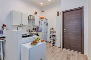 <p><span>Gerenoveerde kangoeroe-woning met 5 slaapkamers en 3 badkamers te koop in Antwerpen!</span><span> </span></p><p><span> </span></p><p><span>Gelegen op slechts enkele minuten </span><span>wandelen</span><span> van het </span><span>centrum van Antwerpen. Alles</span><span> bevindt zich op </span><span>wandelafstand</span><span>: winkels, supermarkten, horeca en ook het </span><span>Centraal Station</span><span> is vlot bereikbaar te voet. </span></p><p><span> </span></p><p><span>Deze woning werd grondig </span><span>gerenoveerd</span><span> </span><span>in 2015 </span><span>en omgevormd tot een </span><span>moderne kangoeroe-woning</span><span>. </span></p><p><span> </span></p><p><span>Op het </span><span>gelijkvloers</span><span> betreden we via de inkomhal aan de linkerkant de </span><span>ruime en lichtrijke living</span><span>, deze geeft ons direct toegang tot de </span><span>volledig geïnstalleerde open keuken</span><span>. </span></p><p><span>Vanuit de living kom je in de badkamer met een </span><span>douche, lavabo en toilet.</span><span> Daarnaast is er ook een </span><span>slaapkamer </span><span>gelegen.</span></p><p><span>Vanuit de inkomhal is er aan de rechterkant een trap die ons toegang geeft tot de </span><span>tweede woonunit</span><span>. </span></p><p><span>We komen eerst op de </span><span>tussenverdieping</span><span> waar we een </span><span>ruime badkamer</span><span> hebben met een </span><span>douche en toilet</span><span>. </span></p><p><span>Op de </span><span>eerste verdieping</span><span> is er een </span><span>ruime living</span><span> met veel </span><span>lichtinval</span><span>. Zoals op het gelijkvloers, is er hier een zeer mooie </span><span>open keuken</span><span> die </span><span>volledig geïnstalleerd</span><span> en </span><span>zeer modern</span><span> ingericht is. Deze geeft toegang tot </span><span>een terras</span><span>. </span></p><p><span>Bij het betreden van de trap krijgen we tenslotte toegang tot de </span><span>2 ruime slaapkamers</span><span> en een </span><span>apart toilet</span><span>. </span></p><p><span> </span></p><p><span>Indeling:</span></p><p><span> </span></p><p><span>- </span><span>Kelder</span><span>: voorzien van 2 aparte meters</span></p><p><span>- </span><span>Gelijkvloers</span><span>: appartement met 1 slaapkamer, open keuken, badkamer met douche en toilet</span></p><p><span>- </span><span>Tussenverdieping</span><span>: ruime badkamer met douche en toilet</span></p><p><span>- </span><span>Verdieping 1</span><span>: ruime living, open keuken en terras</span></p><p><span>- </span><span>Verdieping 2</span><span>: 2 ruime slaapkamers en een apart toilet</span></p><p><span> </span></p><p><span>Bijzonderheden</span><span>:</span></p><p><span> </span></p><p><span>- Gerenoveerd in 2015</span></p><p><span>- Kelder met 2 aparte meters</span></p><p><span>- Ingericht als kangoeroe-woning</span></p><p><span>- CV op gas</span></p><p><span>- Dubbele beglazing met PVC</span></p><p><span>- Terras</span></p><p><span>- Centrale ligging</span></p><p><span> </span></p><p><span>Ben jij geïnteresseerd in deze woning te koop in Antwerpen, ben je op zoek naar ander vastgoed of wens je de waarde van jouw eigendom te kennen? Dan ben je bij BOLT immo aan het juiste adres! Wij helpen jou graag verder.</span><span> </span></p><p><span> </span></p><p><span> </span></p><p><span> </span></p>