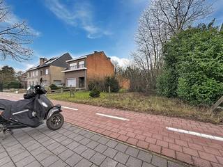 <br /><strong>Bouwgrond halfopen bebouwing </strong>van 840 m2 + ca. 1,1 hectare achterliggend bebost perceel, grenzend aan een Park.<br /><br /><strong>Bijzonderheden</strong>:
<ul>
	<li>Bouwgrond van ca. 14 meter breed; 3 meter vrij laten aan de rechter perceelgrens.</li>
	<li>Achterliggend stuk bos dat loopt tot tegen natuurdomein 'De Inslag'.</li>
	<li>Extra voorschriften: gelijkvloers 17 meter diep, 1e verdieping 13 meter diep en 2e verdieping 9 meter diep (onder schuin dak).</li>
	<li>Richtprijs welke kan over- of onderboden worden.</li>
</ul>