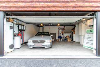 nieuwbouwwoning  MET  LIFT    en  zeer onderhoudsvriendelijke tuin.     Huis met mogelijkheden  : 

of als woning met 4 kamers en 3 badkamers
of als woning met 3 kamers en 2 badkamers en kantoor voor vrije beroeper op zolderverdieping
of als kangoeroewoning met flat op zolderverdiep  (inwonend persoon met aparte unit) 

zolderverdieping is rechtstreeks  te bereiken met lift  van aan de voordeur tot boven.
privé en beroep kunnen dus perfect gescheiden blijven,  evenals  privé en inwonend persoon.

Heel veel aandacht besteed aan rolstoelvriendelijkheid.

Ideaal voor gezin met 2 of 3 kinderen     en / of    persoon met beperkingen   en/of   mensen die hun oude dag niet in een appartement willen wonen, maar stijlvol  in een comfortabele en aangepaste  woning. 

Zie ook onze website  :   www.lukaprojects.be  voor nog meer informatie.