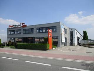 Polyvalent bedrijfsgebouw gelegen op de A12 te Aartselaar met uitstekende zichtbaarheid op een terrein van 3.948m².De showroom (B2B) / kantoor heeft...