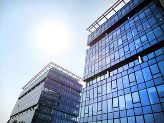 Deux immeubles de bureaux situés à la jonction E40/E17/R4. La visibilité, la qualité et la durabilité sont la clé du nouveau projet. Les deux bâtiments sont construits en utilisant les plus récentes et les plus innovantes techniques et ont reçu le «BREEAM Excellent" certificat. Le bâtiment a une surface de 13 511 m². L'autre est la plus grande construction avec 14 778 m². Le shopping et les restaurants sur le site contribuent à un environnement de travail agréable.<br />Parking IN: 1.250 €/emplacement/an<br />Parking OUT: 1.300 €/emplacement/an