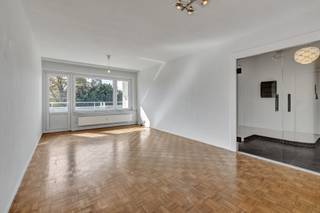 <p>Op zoek naar een lichtrijk twee-slaapkamer appartement in Mechelen?<br />Op 5 minuten van de Veemarkt bevindt zich dit toffe appartement op de derde verdieping. Het appartement heeft een uitstekende verbinding met de R6 en de Tangent waardoor je vlot invalswegen en autosnelwegen bereikt.<br /><br />We komen het appartement binnen via de inkomhal met aansluiting naar de keuken, die werd voorzien van een koelkast, kookplaat, dampkap, koelkast, oven en vaatwasmachine. Via de gezellige woonkamer hebben we toegang tot het zonnige terras. Verder hebben we nog 2 slaapkamers, een badkamer met douche-cabine en aansluiting voor wasmachine en een apart toilet.</p><p>Maandelijkse provisie: € 85,- voor de gemeenschappelijke kosten en gasverwarming + € 15,- per inwonende persoon voor water <br />In de ondergrondse garage is een staanplaats bij te huren aan € 100,- per maand. <br />Het appartement is onmiddellijk beschikbaar. <br /><br />Vraag uw bezoek uitsluitend aan via de website van Malines Group.</p>