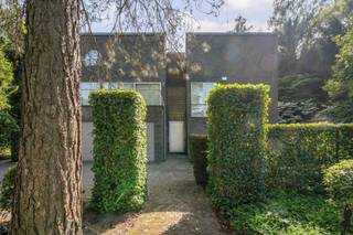Moderne woning op een zuid georiënteerd perceel van ca. 3.500m² midden in het groen.Deze instapklare woning is voorzien 4 bouwlagen, waaronder:1...