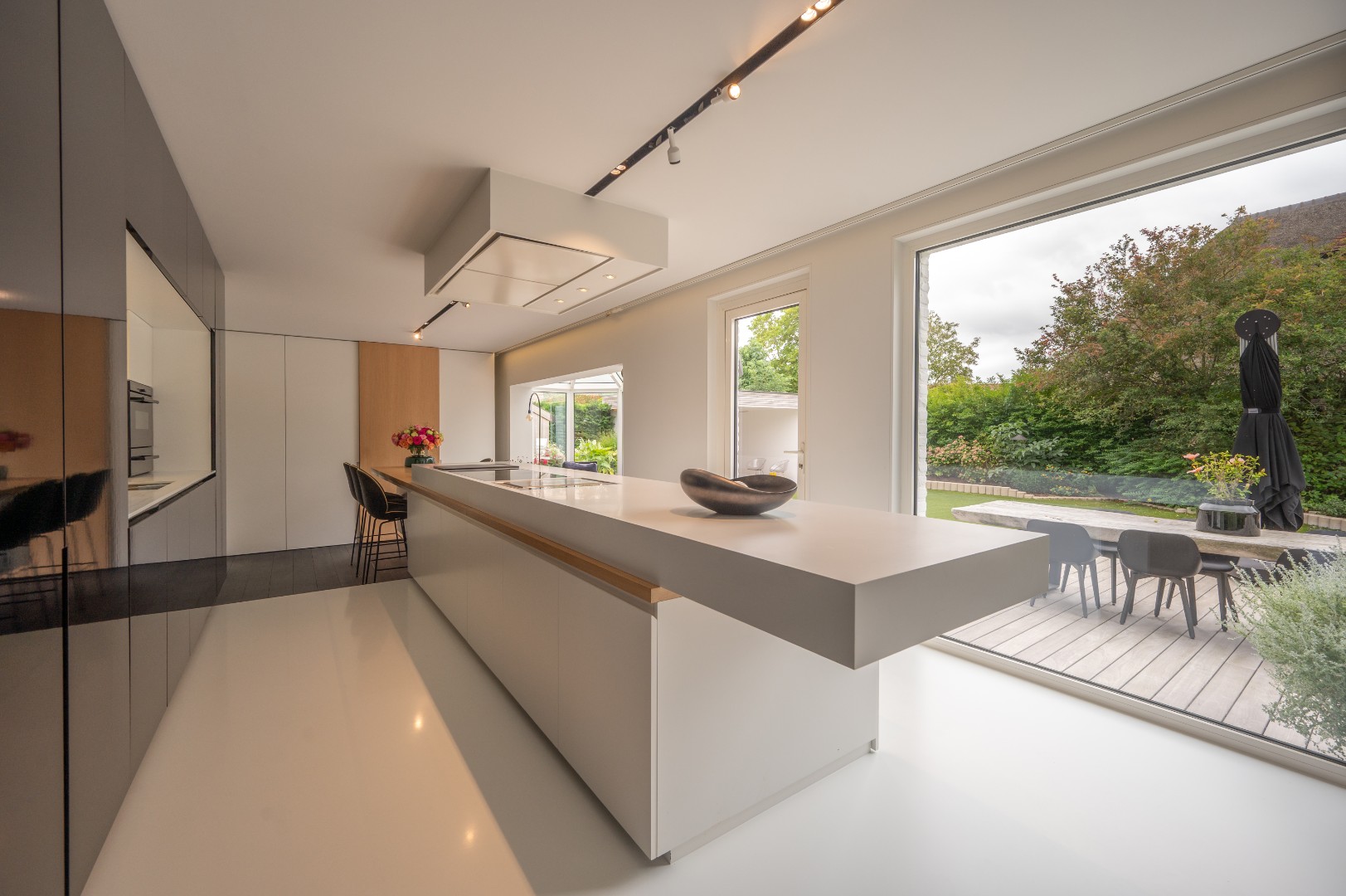 Une villa entièrement rénovée à l'architecture moderne, comprenant quatre chambres à coucher et un beau jardin ; située dans un quartier résidentiel calme, à distance de vélo du centre-ville de Knokke. - photo 3