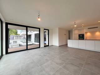 Dit super mooie <strong>2 slaapkamer appartement</strong> ligt op de <strong>eerste</strong> verdieping van het nieuwbouwproject Postiljon in het centrum van Kruishoutem. Het appartement is nog maar net afgewerkt. Momenteel wordt de laatste hand gelegd aan de <strong>schilderwerken</strong> en de plaatsing van <strong>lichtarmaturen en gordijnrails</strong> zodat u binnenkort kan genieten van een perfect afgewerkt geheel.<br /><br />Dit lichtrijke twee-slaapkamer appartement beschikt over een ruime leefruimte met veel lichtinval, een volledig ingerichte keuken met inductie kookplaat, koelkast, vaatwas, oven en microgolfoven, een comfortabele badkamer met inloopdouche, een ruime technische berging met aansluiting voor wasmachine en een apart toilet. Aan de leefruimte paalt het gezellige overdekt terras, aan één van de slaapkamers heeft u een tweede terras. Dit appartement is tevens uitgerust met een waterverzachter.<br /><br />In de huurprijs van dit appartement zitten tevens een <strong>ondergrondse staanplaats</strong> en <strong>ondergrondse berging</strong> inbegrepen.<br /><br /><strong>Domicilie verplicht</strong><br /><strong>Huurprijs : 995 Euro per maand</strong><br /><span>Huurwaarborg : 3 maanden huur</span><br /><strong>Gemeenschappelijke lasten : 65 Euro provisie per maand</strong><br /><span>Er zijn individuele tellers voor water en electriciteit.</span><br /><strong>Beschikbaar : 15/06/2026</strong><br /><span>Bezoeken enkel na afspraak.</span><br /><br /><span>Een bezoek plannen? Dit kan enkel via onze website www.stellarimmo.be/te-huur. Ga naar het pand en klik op de Een bezoek aanvragen knop onder de foto van de makelaar.</span><br /><br /><strong>Verdere info via martine@stellarimmo.be</strong>