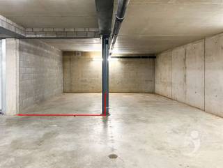 <p><span>Ondergrondse autostaanplaats in Herent centrum!</span></p><p><span> </span></p><p><span>De staanplaats is erg makkelijk te bereiken via de Onze-Lieve-Vrouwstraat.  De inrit is via een autolift (maximaal 3 ton; Hoogte 2,15 m en lengte 5,38 m; breedte: 2,93 m). Via een trappenhal en/of personenlift kan u de staanplaats verlaten. De staanplaats is naast de lift gelegen, een ideale locatie dus. De staanplaats kan ook worden gebruikt als stockage. In deze garage zijn er in totaal 8 staanplaatsen.</span></p><p><span> </span></p><p><span>Afmetingen: 5,45 meter lang en 2.72 meter breed.</span></p><p><span> </span></p><p><span>De staanplaats kan naast eigen gebruik, ook zeker dienen als investering! Momenteel is de staanplaats verhuurd.</span></p><p><span> </span></p><p><span>Interesse? Contacteer ons gerust via 0470 55 64 24 of <span>info@immolivit.be</span></span><span> </span></p><p><span> </span></p>