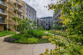 <p><span>COMFORTABEL 2SLK APP MET TERRAS IN EEN NIEUWE WOONBUURT</span></p><p><span> </span></p><p><span>Residentie John Martin is gelegen in de Tulpstraat/Klamperstraat te 2060 Antwerpen. De naam van de residentie is een verwijzing naar de voormalige brouwerij. Een grote troef is de nabijheid van Park Spoor Noord. Een ware oase om te ontspannen, te sporten, te spelen of te genieten in de gezellige zomerbar. Verder bevinden wij ons op wandel- en fietsafstand van Het Eilandje, het bruisende stadscentrum en openbaar vervoer. Tevens begeven wij ons vlot naar verschillende hogescholen en universiteiten. </span></p><p><span> </span></p><p><span>Toegekomen aan deze verzorgde residentie nemen wij de lift naar de derde verdieping om dit nieuwbouwappartement te ontdekken. De inkomhal brengt ons naar de leefruimte bestaande uit een zit-, eethoek en een volledig uitgeruste keuken met keukeneiland. Via het schuifraam in de leefruimte krijgen wij toegang tot het gezellig terras. Terug in het appartement begeven wij ons opnieuw naar de inkomhal. Hier ontdekken wij een berging die tevens dienst doet als wasplaats, een afzonderlijk gastentoilet, twee slaapkamers en een badkamer voorzien van een ruime douche en een lavabomeubel met dubbele spoelbak. </span></p><p><span> </span></p><p><span>Troeven op een rij: </span></p><ul><li><span>Centrale ligging</span></li><li><span>Overdekt terras als verlenging van de leefruimte</span></li><li><span>Energiezuinig wonen met dank aan de nieuwste technieken</span></li><li><span>Parkeergelegenheid in de ondergrondse garage aan 120,00 euro/maand + mogelijkheid om een berging te huren aan 30,00 euro/maand</span></li></ul><p><span> </span></p><p><span>Wenst u meer info of bent u nieuwsgierig om dit knap appartement te bezichtigen? Aarzel niet en vraag snel een bezoek aan via <span>info@pillar.estate</span></span><span> of 033 695 695. </span></p><p><span> </span></p><p><span>Tot binnenkort! </span></p><p><span> </span></p>