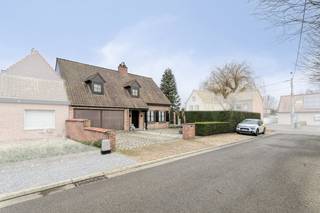 Dit goed onderhouden huis heeft 4 kamers, dubbele garage en gezellige tuin. De woning is gelegen in een rustige buurt, doch dicht bij belangrijke uitvalswegen en het centrum van Waregem.Recent werden een nieuwe keuken en isolatie geplaatst. De woning is ook voorzien van zonnepanelen.INDELINGGelijkvloersinkomhal - apart toilet - gezellige leefruimte met haard (houtcassette) - keuken (dubbele spoelbak, kookplaten, oven, dampkap, frigo) - wasplaats - badkamer (douche, lavabo, toilet) - kelder - dubbele garageEerste verdiepingslaapkamer 1 - slaapkamer 2 (inmaakkasten) - slaapkamer 3 - slaapkamer 4 - badkamer (ligbad, dubbele lavabo, toilet)TROEVEN+ nieuwe keuken+ nieuwe isolatie+ zonnepanelen+ ruime tuin met terras+ overal rolluiken+ regenwater: 5.000l