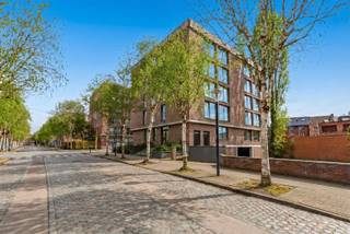 <p><span>OPEN DEUR Zat. 16/5. Deze gemeubelde flat met autostaanplaats is vrijblijvend te bezichtigen op zaterdag 16 mei tussen 16u00 en 17u00. U bent van harte welkom! </span><span>De residentie bevindt zich op een absolute toplocatie binnen de ring van Leuven, vlakbij de Kapucijnenvoer. Deze energiezuinige unit met een bewoonbare oppervlakte van 42m² beschikt  over een inkomhal met toilet, een volledig geïnstalleerde open keuken met frigo, vaatwasser en vitrokeramische kookplaat, een lichtrijke en gezellige woonkamer en een slaaphoek met aansluitend een badkamer met inloopdouche. Deze knusse flat is hoogwaardig afgewerkt met onder andere eiken parket, keukenapparatuur van Bosch, 3-dubbele beglazing... Bovendien wordt deze flat gemeubeld verhuurd. Verder is er per unit een ondergrondse en bewaakte fietsparkeerplaats en een autostaanplaats inbegrepen. De provisie voor de gemeenschappelijke lasten bedraagt €50,00 Euro/maand inclusief water. Een buitenkans. </span><span>Beschikbaar vanaf 1 juli 2026. </span></p>