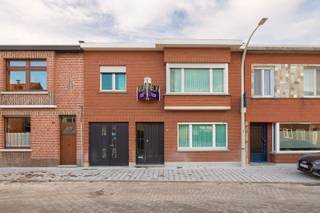 Deze woning is ideaal gelegen op wandelafstand van het centrum van Putte, vlakbij de A12 (E19), die directe verbindingen biedt naar Antwerpen en andere belangrijke steden. Ook Nederland is snel bereikbaar. Het openbaar vervoer en het treinstation bevinden zich op korte afstand, wat het wooncomfort verder verhoogt. Voor natuurliefhebbers zijn het Ravenhof, Fort van Ertbrand en het Mastenbos drie prachtige groene oases in de buurt, ideaal voor ontspanning en wandelingen.<br /><br />Met een gevelbreedte van 8 meter biedt deze woning een aangename, ruime sfeer in elke kamer. Op het gelijkvloers vindt u een gezellige leefruimte, een aparte keuken, een veranda en een badkamer. De inpandige garage biedt vele mogelijkheden, of het nu voor het stallen van fietsen, een auto of extra opslagruimte is. Dankzij de praktische indeling en voldoende opbergruimte voldoet het huis aan de dagelijkse behoeften van een gezin. Daarnaast is er een kleine kelder voor extra opslag.<br /><br />Op de eerste verdieping bevinden zich vier ruime slaapkamers. Het perceel van 369 m² is zuidgericht, wat zorgt voor een zonnige tuin, ideaal voor ontspanning en buitenactiviteiten.<br /><br />Deze woning biedt een solide basis en een ruime indeling, waarmee u de kans krijgt om de woning naar uw eigen smaak en behoeften in te richten. Kortom, een woning met veel potentieel op een strategische locatie.<br /><br />Bent u klaar om de mogelijkheden van deze woning te ontdekken? <br />Neem contact op voor meer informatie of om een bezoek ter plaatse in te plannen via 03/336.88.88 of info@neonvastgoed.be