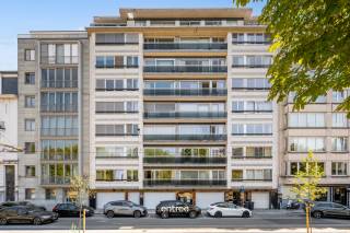 Dit charmante appartement te Gent biedt een comfortabele woonoppervlakte van 93 m², ideaal voor wie op zoek is naar ruimte gecombineerd met praktische indeling. Met twee ruime slaapkamers is er voldoende plaats voor een gezin, een thuiswerkplek of extra bergruimte. De badkamer is overzichtelijk en functioneel ingericht, met een inloopdouche; dubbele lavabo en een toilet, perfect voor dagelijks gebruik.<br />In de hal vinden we het gastentoilet en de praktische ingemaakte kasten.<br />Vooraan in het appartement vinden we de open lichtrijke leefruimte met aaneensluitende de prachtige keuken, die voorzien is van alle hedendaagse apparaturen.<br />Als grote troef heeft dit appartement zowel een terras langs de voorzijde van het appartement als een zeer ruim terras langs de achterkant van het appartement.<br /><br />De ligging van het appartement zorgt voor optimale connectiviteit met het bruisende stadscentrum van Gent. Winkels, restaurants en openbaar vervoer bevinden zich op wandelafstand, wat het wonen hier bijzonder aangenaam en praktisch maakt. Tevens heeft u onmiddellijke toegang via de Fly-over tot alle invalswegen en autostrades.<br /><br />Deze woning is een uitstekende keuze voor wie wil genieten van het stadsleven zonder in te leveren op wooncomfort. Dankzij de doordachte indeling en de gunstige locatie is dit appartement een aantrekkelijke optie voor zowel starters, kleine gezinnen als mensen van leeftijd die van dit appartement hun thuis willen maken.<br /><br />Huurprijs: 1.250 €/maand<br />Gemeenschappelijke kosten: provisie 150 €/maand (incl gas)<br />