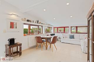 Immo Groot Leeuw stelt u deze alleenstaande woning voor nabij het centrum van Vlezenbeek. De woning beschikt over 218m² bewoonbare oppervlakte op...