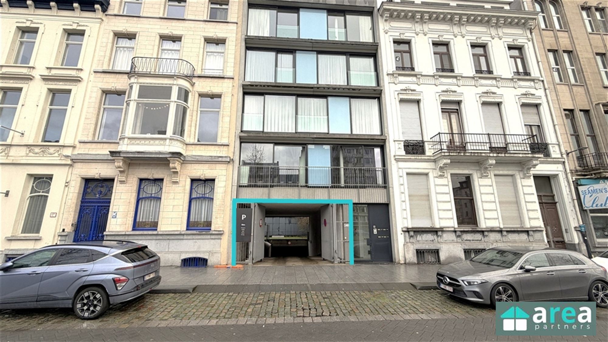 Unieke investering: 10 staanplaatsen in het hart van Antwerpen! - foto 1